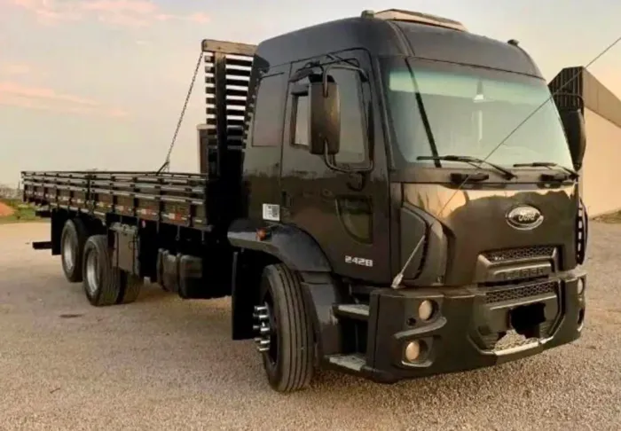 Ford cargo 2428 6x2/carroceria/2012