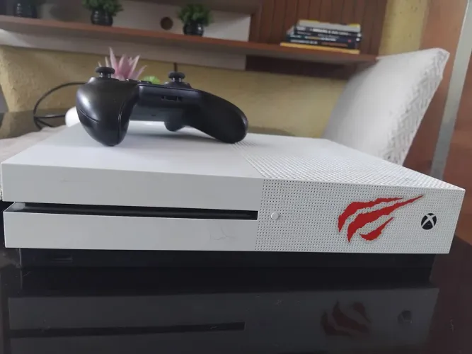 XBOX ONE S - COM CONTROLE, CABOS E CONTA COM JOGOS