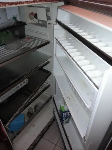 Geladeira antiga e forte resistente gela muito bem 350 reais