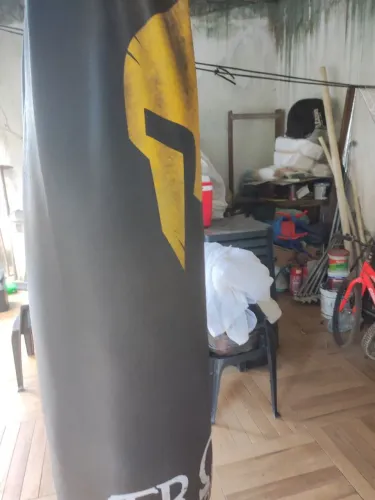 Saco de boxe com um par de luva à venda
