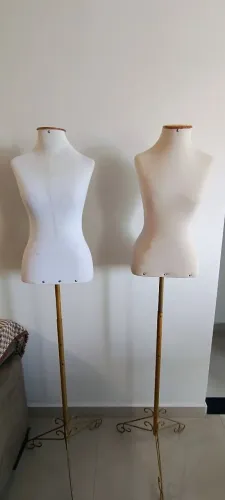Arara de parede, provador e manequins
