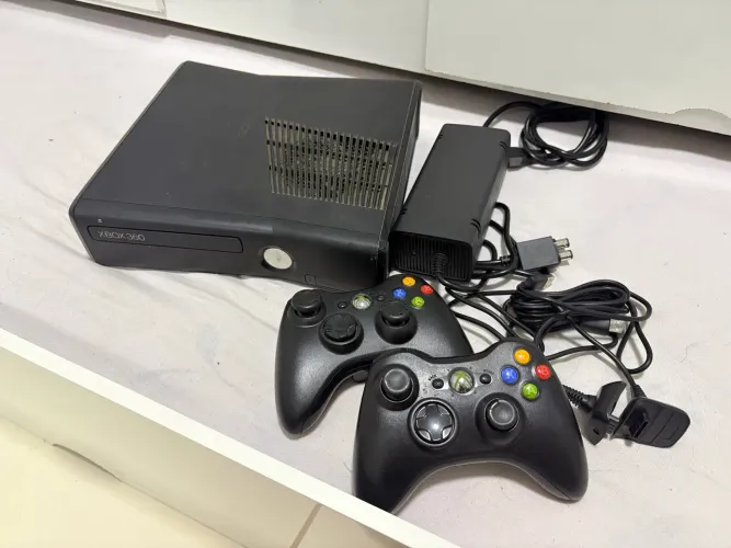 Xbox 360 + 2 controles + 2 jogos no console