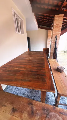 Vende-se mesa de madeira