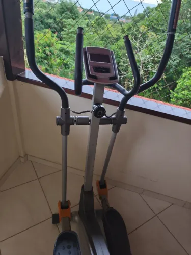 Elíptico - Aparelho de ginástica cardiorrespiratório sem impacto.