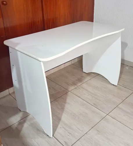 Escrivaninha branca