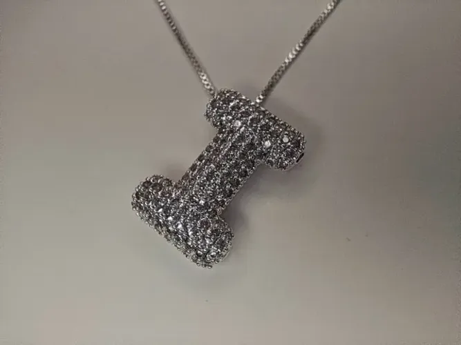 Colar folhado a prata com pingente de letra "I" cravejado