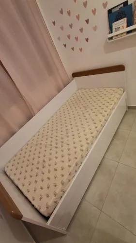 Cama infantil com cama auxiliar