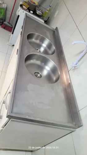 Vendo apenas a pia com duas cubas. <br>cubas, feita em aço inoxidável.