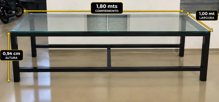 Elegante mesa com estrutura em Metalon 40x40 e tampo de vidro 5mm. Ideal para complementar