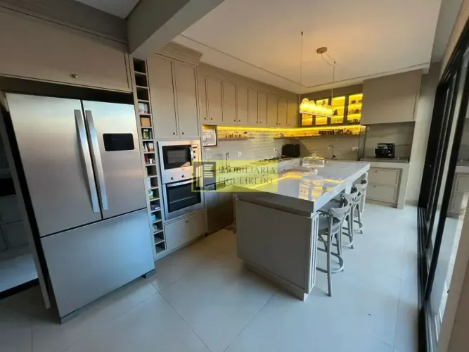 Casa a venda no condomínio EuroVille com 03 suítes e cozinha gourmet.