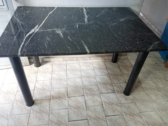 Mesa com pedra em granito