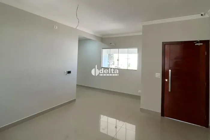 Casa com 3 quartos sendo 1 suíte disponível para venda no Bairro Jardim Holanda em Uberlân