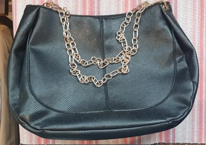 Bolsa sintética com alça de corrente