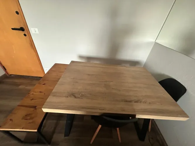 Conjunto mesa e cadeira