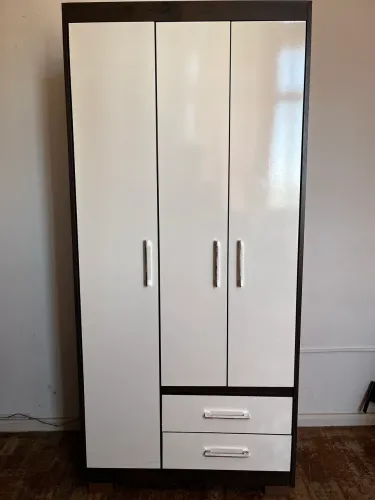 Vende-se guarda roupas, Seminovo. Entrar em contato no WhatsApp: *55