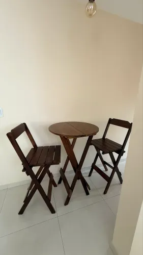 Conjunto Bistrô em Madeira - Mesa + Duas banquetas Dobráveis