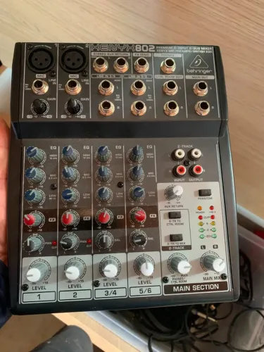 Mesa de som Xenyx 802 Behringer Usada