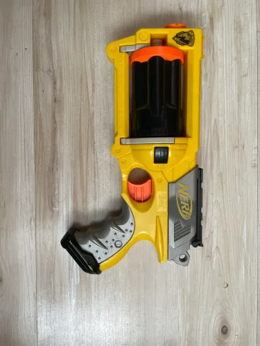 Nerf N-Strike Maverick amarela.