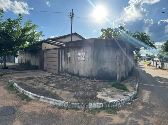 Vendo casa bem localizada no setor Umuarama em Porto Nacional-TO.