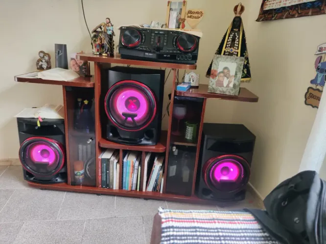 Vendo som LG Cj 88 2.250 RMS som novo sem avaria ou arranhão muito bom pra festa
