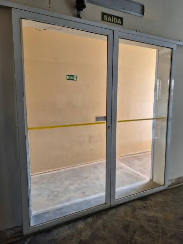 Duas portas de vidro