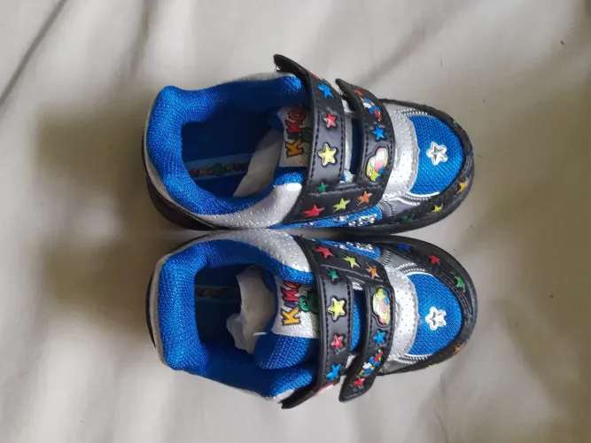 Vendo alguns produtos.Tenis infantil masculino.Casaco vinho e etc..