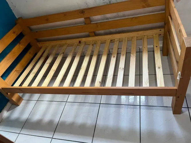Cama de madeira solteiro
