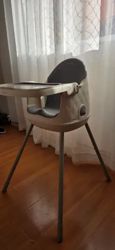 Vendo cadeirinha de alimentação infantil bem conservada.