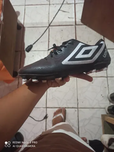Chuteira umbro toda boa custurada