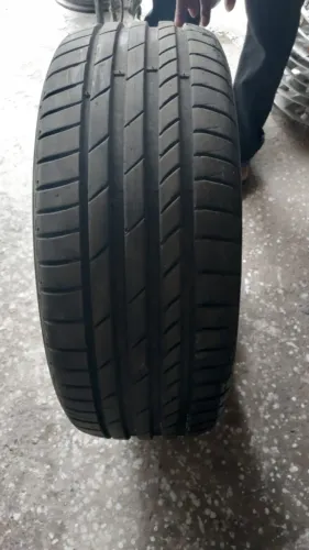 Um pneu 225/50 Aro 17 KUNHO ECSTA