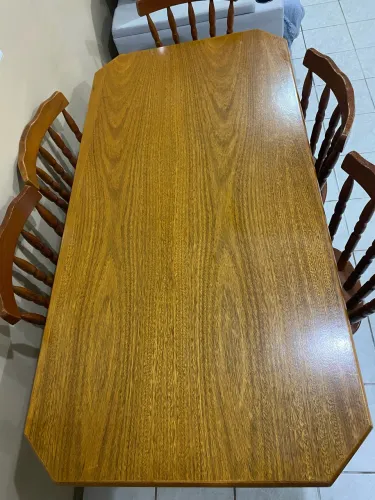 Mesa de madeira maciça com 6 cadeiras