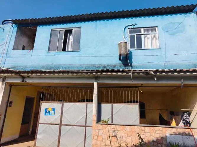 2 casas uma em baixo e outra empresa cima