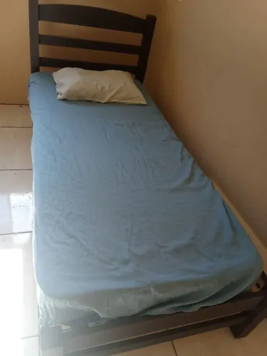 Cama de solteiro com colchão, lençol e travesseiro