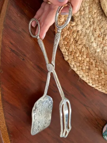 Pegador de Salada Tesoura Banhado a Prata - Detalhes Cinzelados