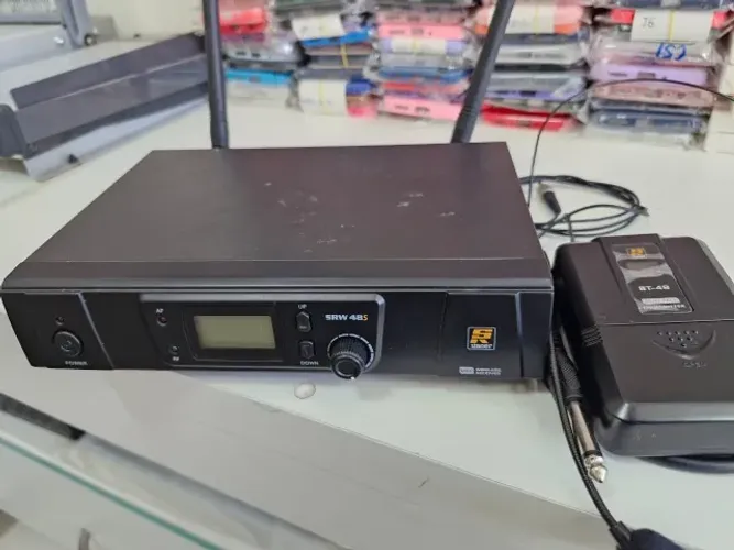 Microfone Sem Fio Lapela Staner SRW48s/bt48 UHF 48 Canais