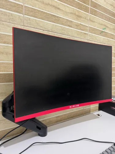 Monitor 144Hz Curvo + Braço Articulado 