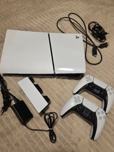 PS5 SLIM DIGITAL 1TB + 2 CONTROLES + CARREGADOR