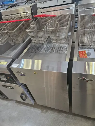 fritadeira industrial a gás com zona fria 90.000 Btus - nova