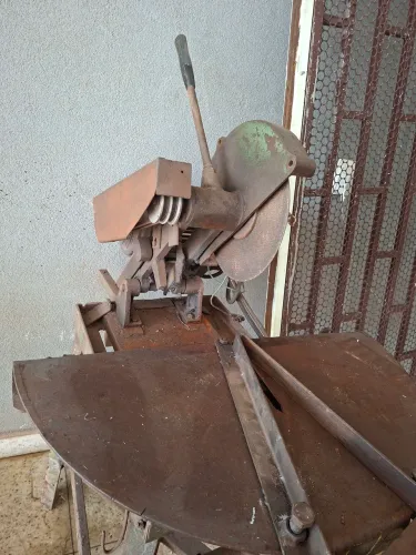 Vende se um polecorte bancada para meia esquadrinha  moto 1/2 cv
