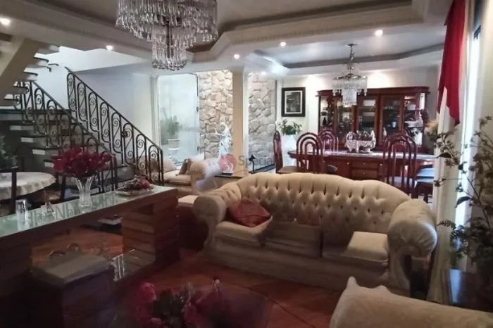 Sobrado no Jardim Vila Formosa com 371 m² com 3 suítes e 6 vagas.