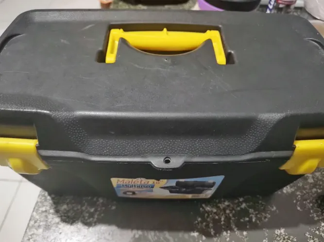Vende-se maleta com algumas ferramentas