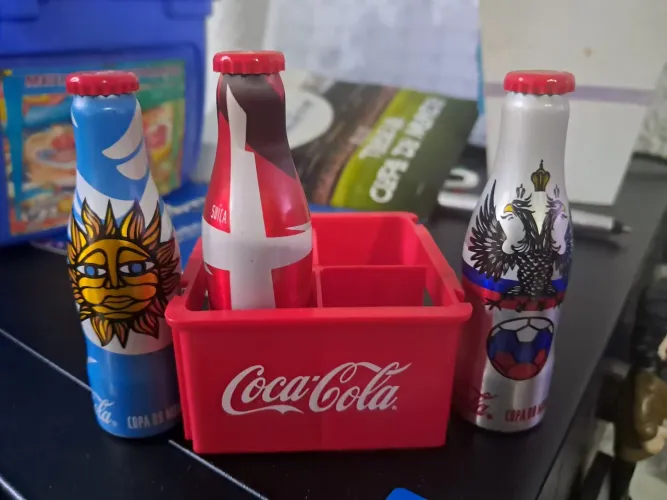 E garrafinhas e 1 engradados Coca-Cola 