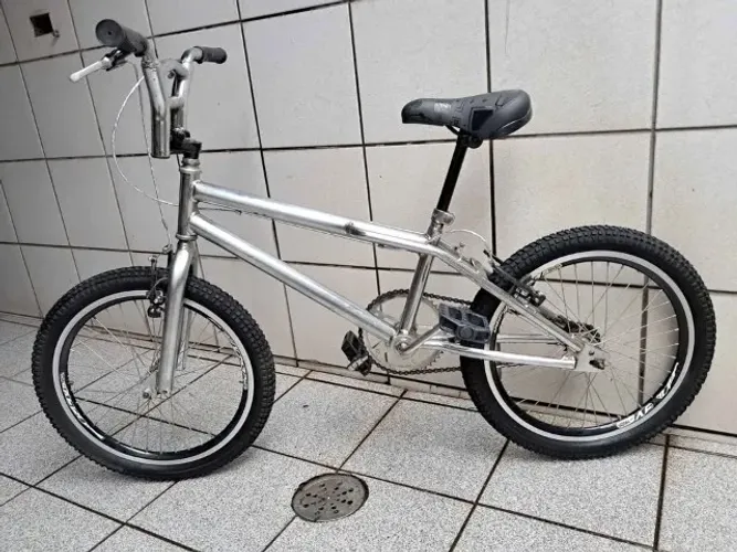 Bicicleta Bmx GTA aro 20, banco e freios novos, funcionando tudo certinho.