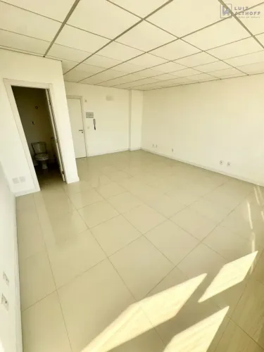 Centro comercial para venda tem 77 metros quadrados em Barreiros - São José - SC