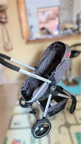 Carrinho de bebê com bebê conforto