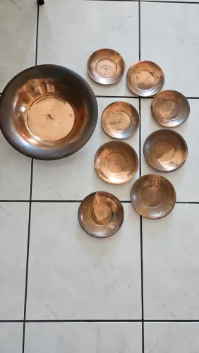 Conjunto de bacia e 8 pratos de cobre