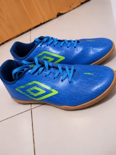 Chuteira umbro, seme nova, modelo fast, confortável e estável no pé, futsal 
