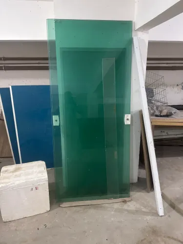 Portas de vidro verde 