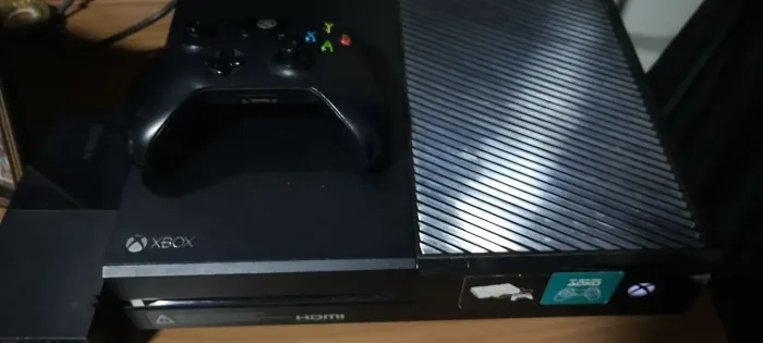 Xbox one fat, com 1 controle e jogos( FC 26, red dead, Minecraft e etc