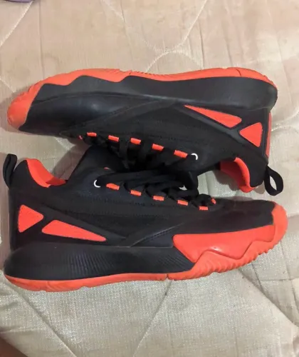 Adidas Dame Certified 2 (na coloração Core Black / Solar Red).